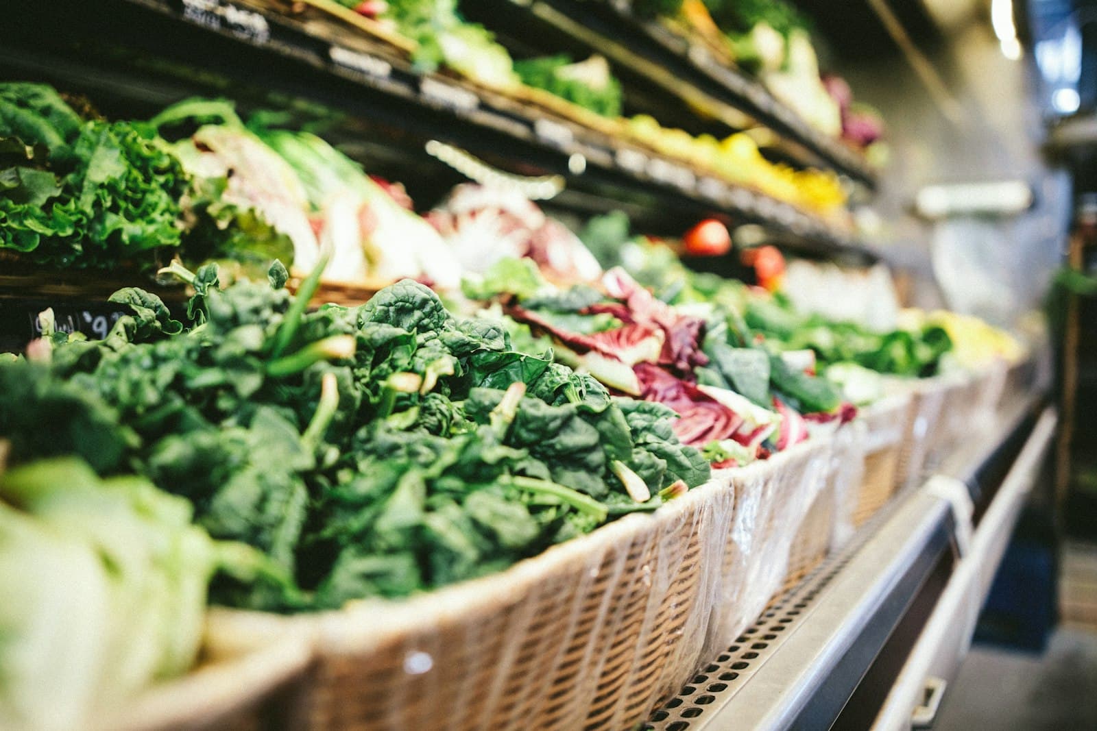 En supermarché, les produits les plus sains sont les plus taxés — et le Sénat vient de le prouver